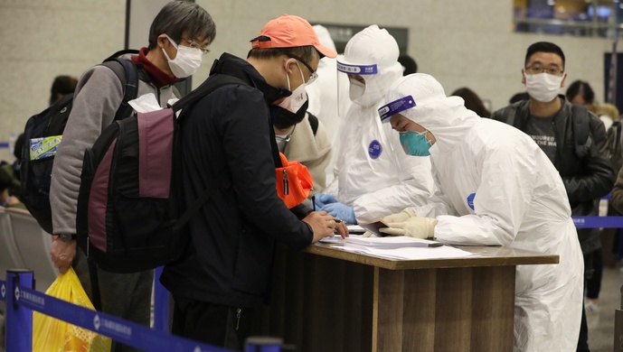 浦东机场对入境重点航班加大流调后，现场有数小时耐心等候旅客和十小时不脱的鼎点娱乐防护服