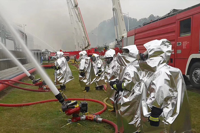 上海鼎点娱乐超轻便携隔热斗篷亮相广州大型石油化工灭火救援实战演练现场